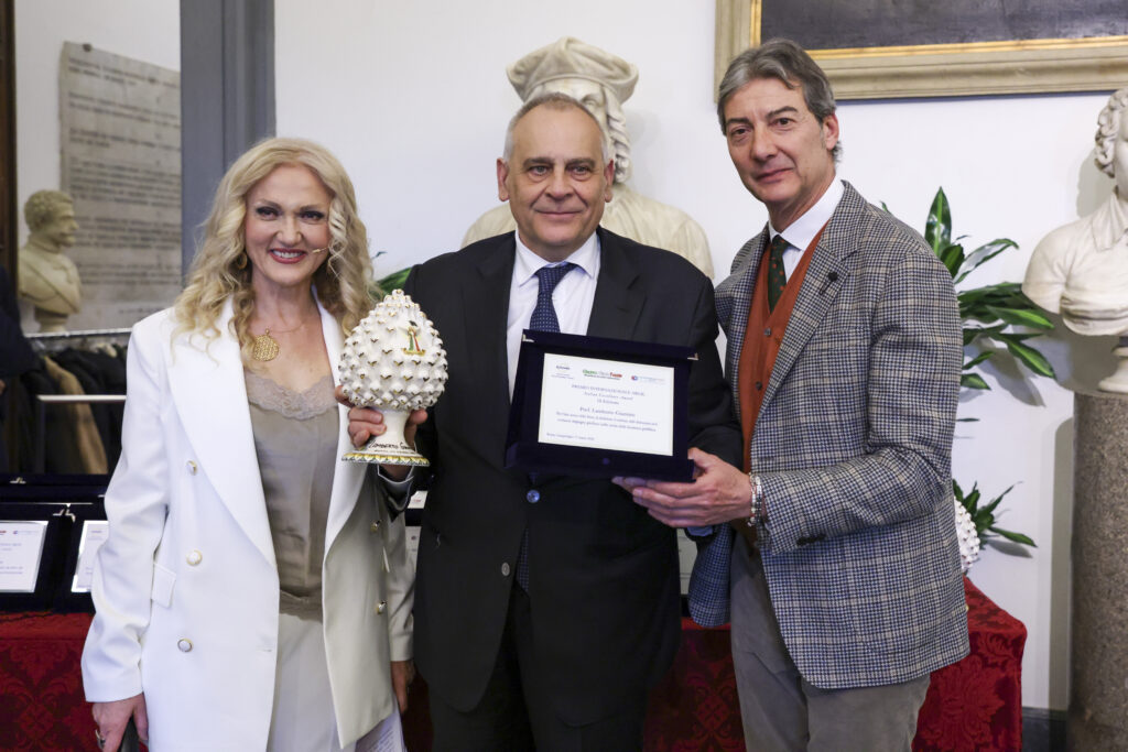 Da sinistra Manuela Biancospino, Il Pref. Lamberto Giannini e il Pres. OdG Lazio Guido D'Ubaldo